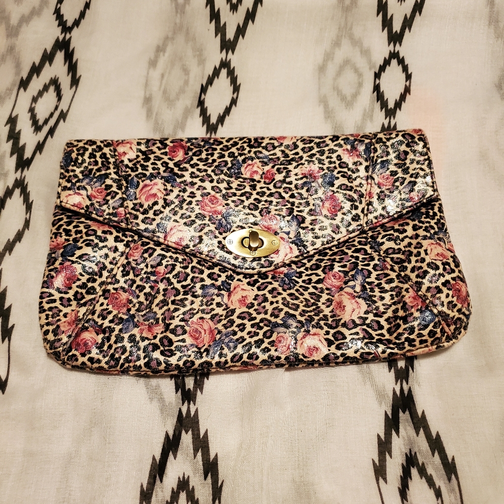 Leopard clutch